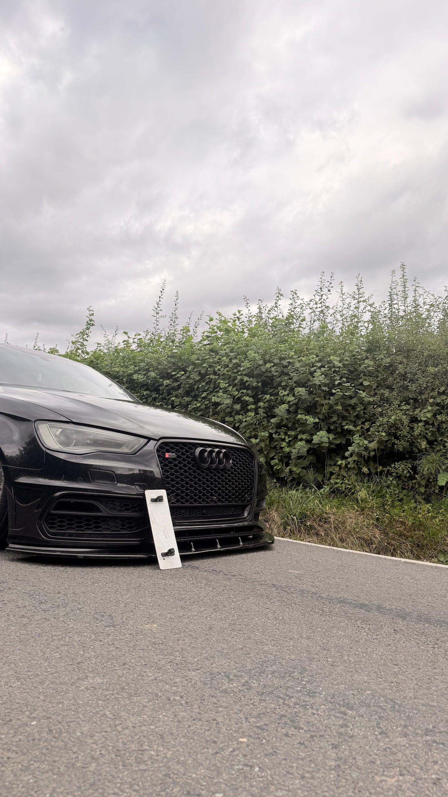 Number plate Honeycomb clips - Required Automotive
