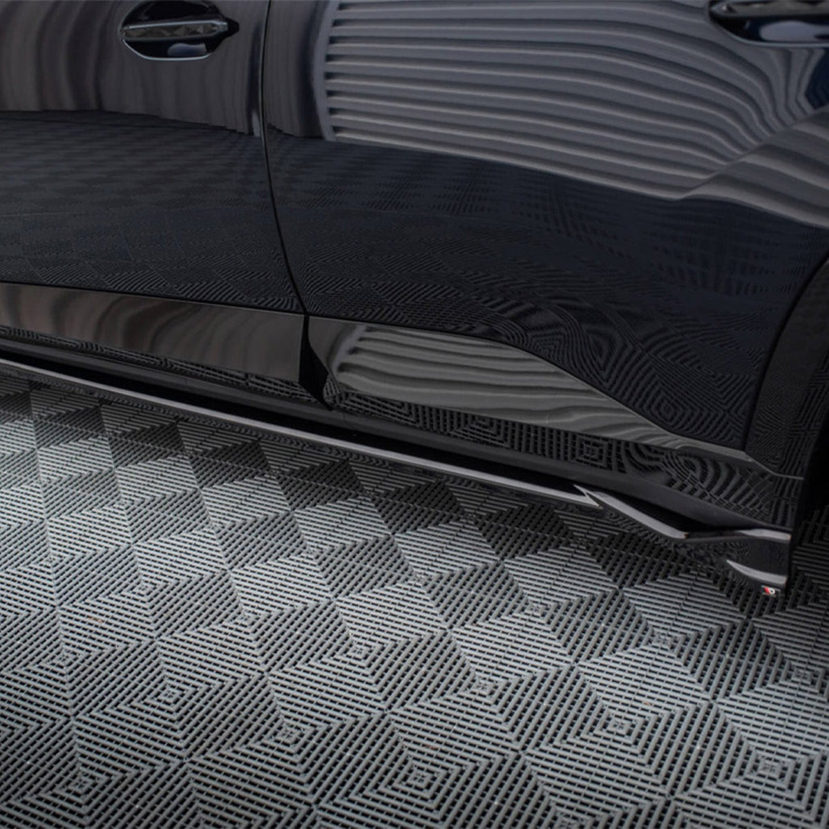 Maxton Design BMW G09 XM V1 Side Skirts In Gloss Black